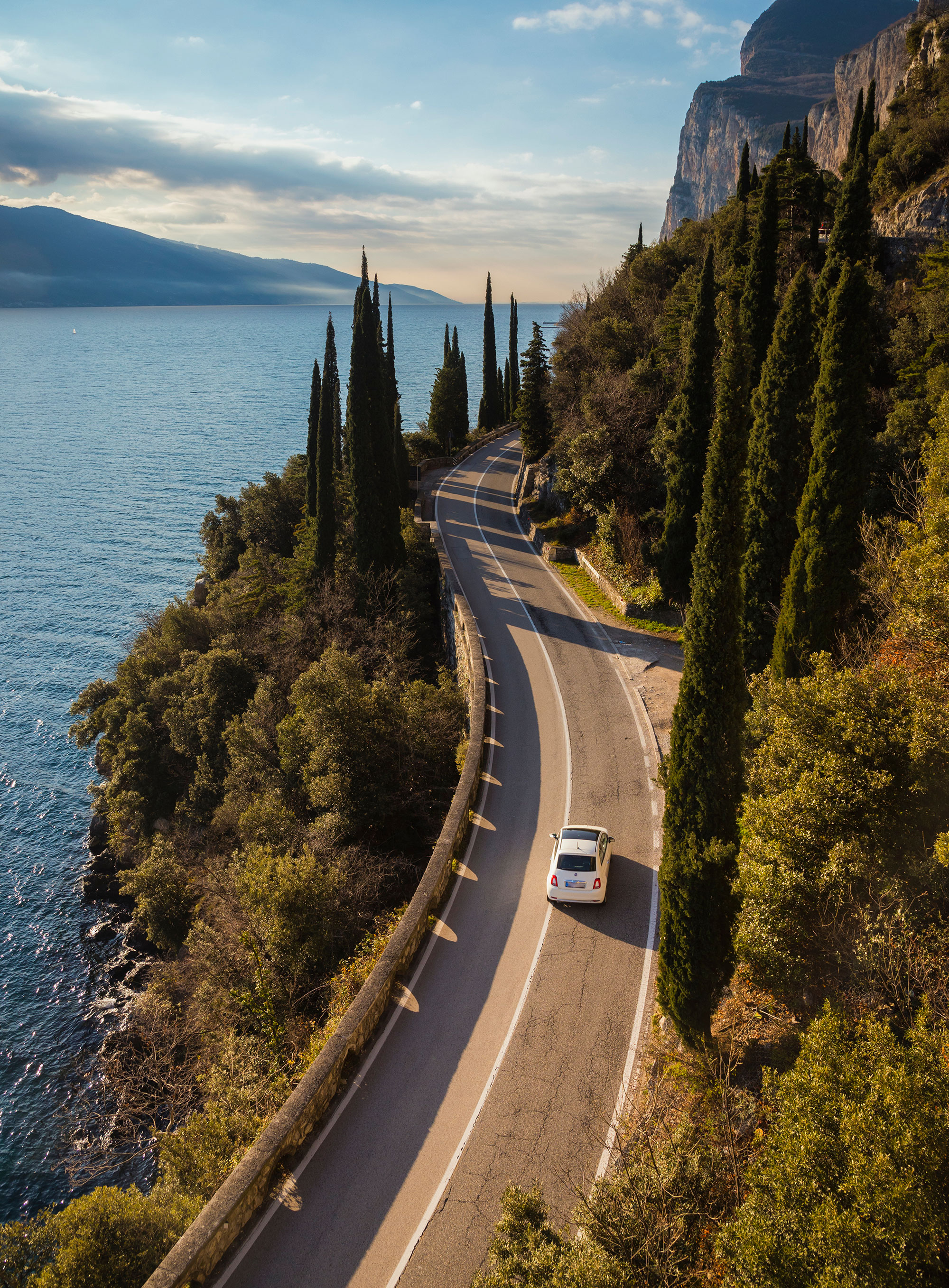 Auto fährt am Meer entlang